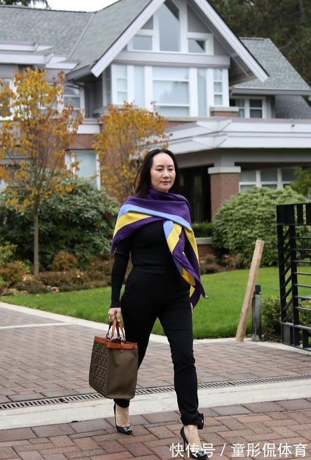 土褐色 孟晚舟终于走出别墅!穿修身针织衫腰身立显,搭配丝巾眼神太霸气