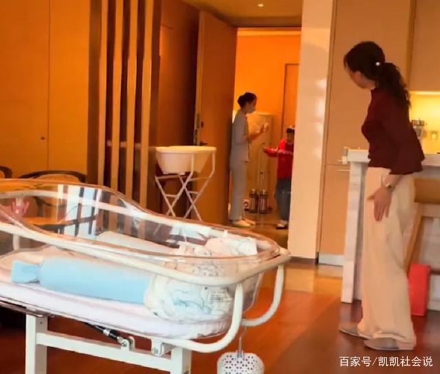 双胞胎|安徽一男孩第一次见刚出生的双胞胎妹妹,拿出来的礼物让网友意外