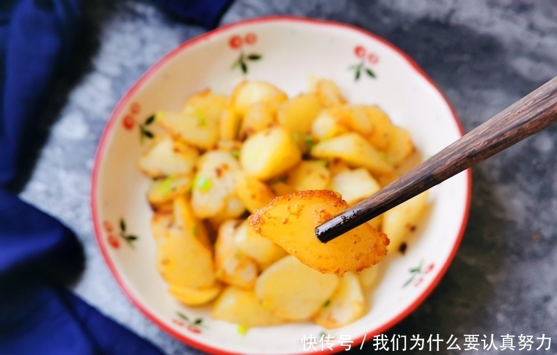 土豆这样做,外焦里糯比炒的好吃多了,每次做了孩子抢着吃