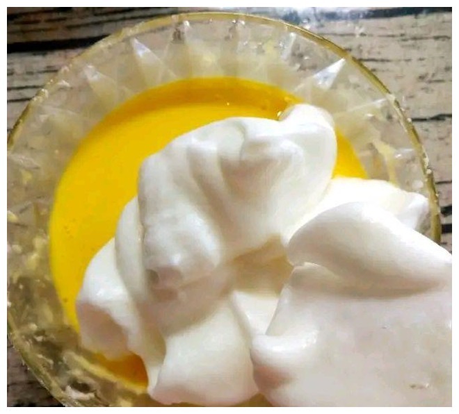 小孩嘴馋想吃蛋糕,没有淡奶油,妈妈用这个方法,酸酸甜甜更美味