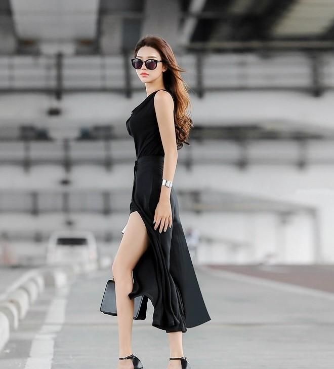 简单|黑色长裙飘逸显神采,好身材简单搭配也显得好看