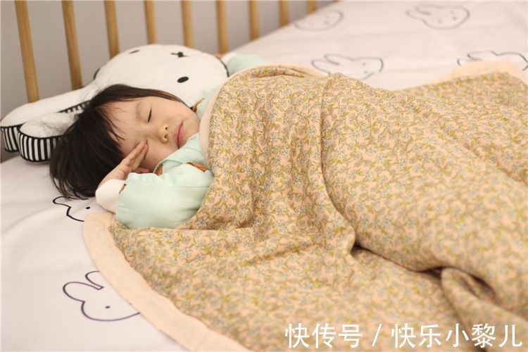 宝妈|入秋后，晚上热也别让孩子这么睡！不舒服还易着凉，难怪会生病