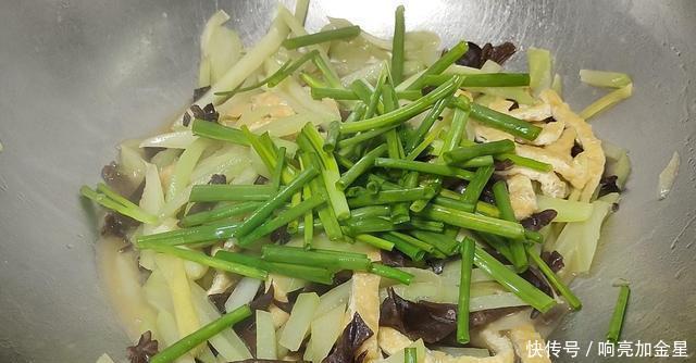 倒入|佛手瓜最健康的吃法,不煮汤不炒肉,出锅又香又下饭,真解馋