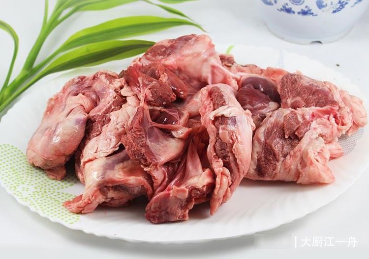 买猪肉，不是越瘦越好，专挑这“5个部位”，肉鲜滑嫩不腥还不柴
