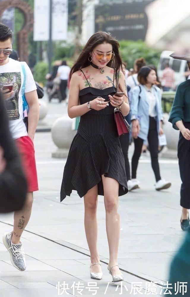 路人街拍,美女穿藕粉色的有领上衣,气质又靓丽