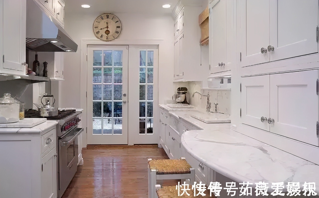 螺帽|周末去同事家蹭饭,才知道厨房推拉门早过时了,聪明人都这样装