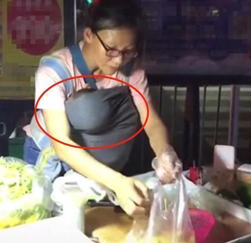 小孩|女摊主营业时胸口挂“布袋”,顾客走近一看后大喊:老板再来一份