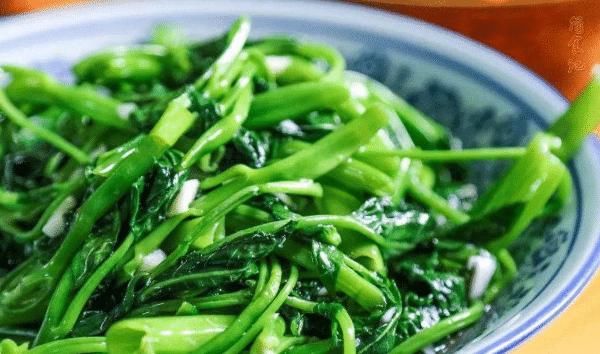  炒绿叶菜，总是发黄还出水？大厨教你3招，翠绿又脆嫩，还不出水