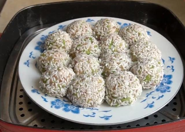 西葫芦新吃法，加一碗糯米，不加水不放油，鲜嫩营养、做法简单