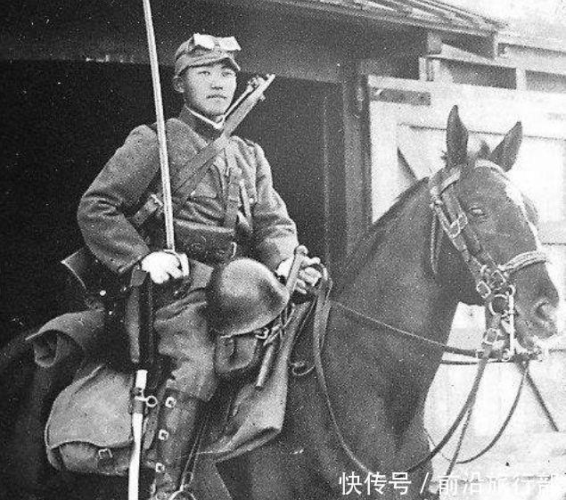 老人|老人拿出珍藏的日本军官佩刀，刀上刻了5个字，有人开价几十万！