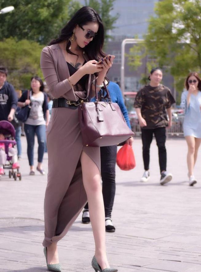 街拍:魅力十足的美女,休闲裤搭配T恤,清爽又显青春活力