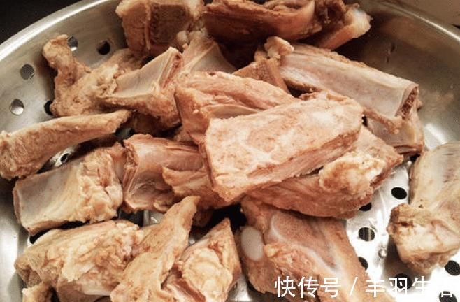 浸泡|炖排骨汤,不要只会焯水,做好3点,排骨香软好吃,汤汁鲜美