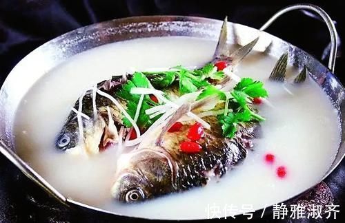 鱼腥味|不管炖哪种鱼，都不要加这“2种料”否则鱼汤不白不鲜还很腥！