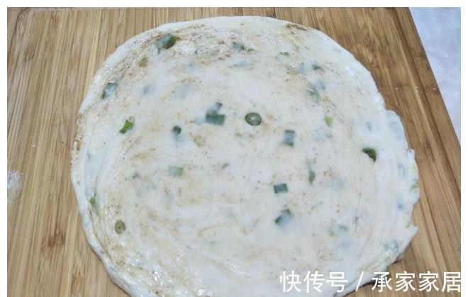 小葱|懒人早餐饼火了，面团一和，加把葱花，外酥里嫩，比吃油条香