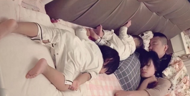 一家|一家4口睡觉照片火了,父母秀恩爱,两个孩子索性“抱团取暖”