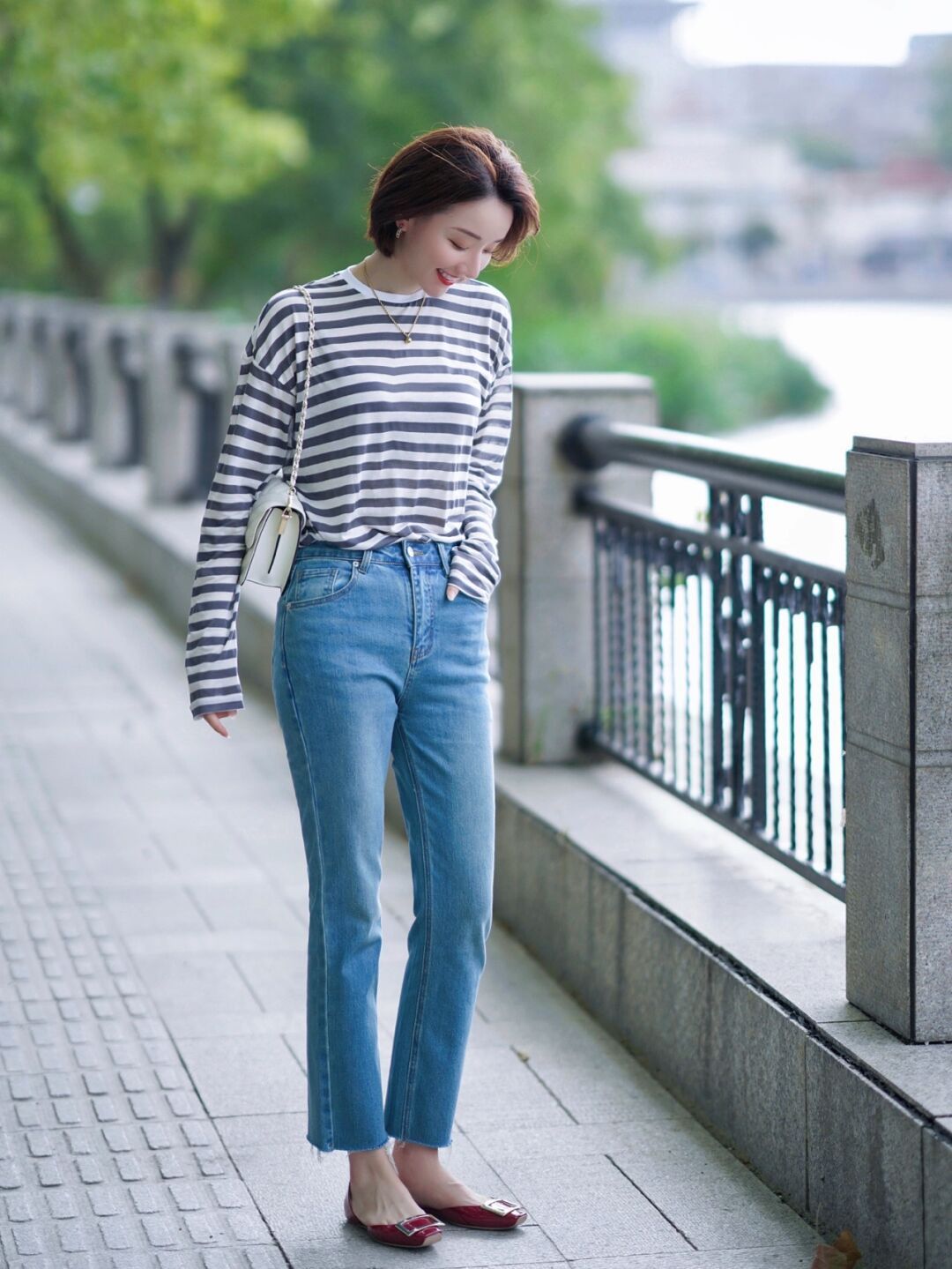 气质|小个子女生如何穿显高?条纹衫配牛仔裤显瘦还提升气质,高级洋气