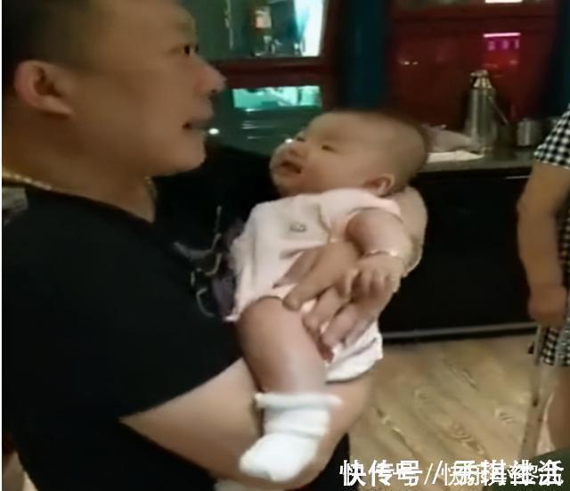 宝宝|宝宝出生,爸爸和舅舅抢着抱,笑不拢嘴的样子,引网友哈哈大笑