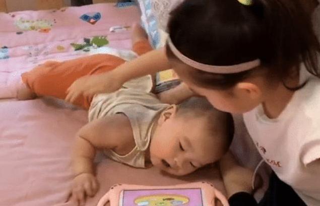 皮皮|“卑微弟弟”伺候姐姐火了,怀里温奶给姐喝,网友求生欲太强