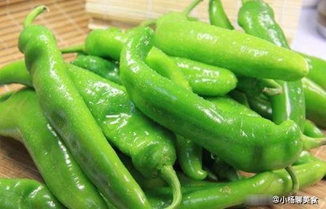 买青椒时，怎么区别辣与不辣？老菜农：记住这4个要点，准挑对！