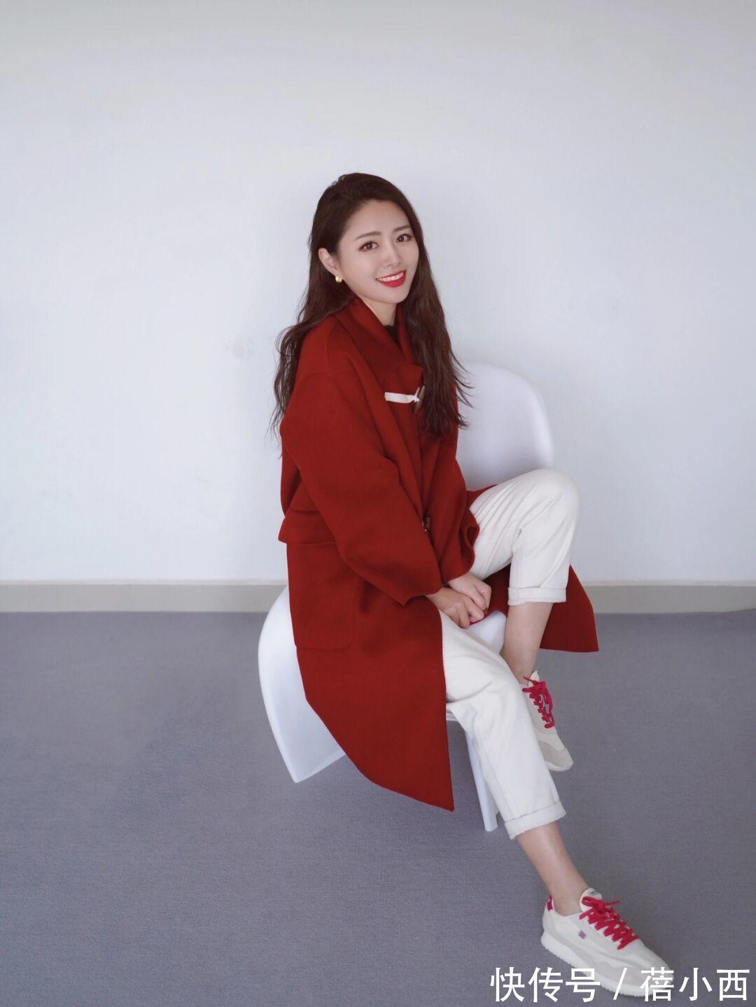 搭配 “长款大衣”才是冬季必备的搭配单品,简约时尚不花哨,还很时髦