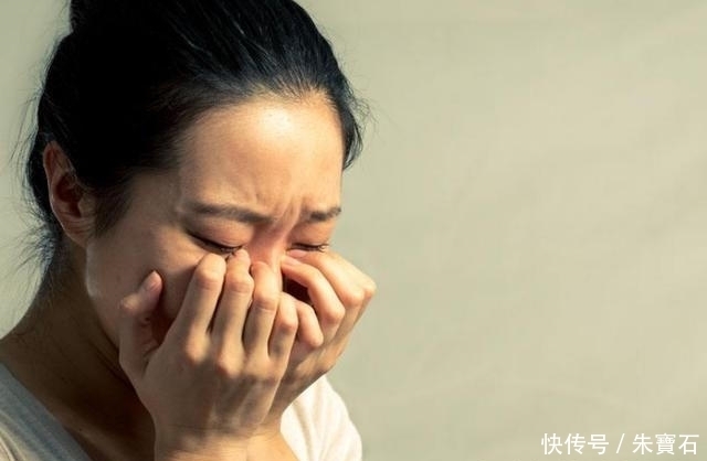 我从小父母离异，意外怀孕生下女儿后，我发现唯一的老公也变了心