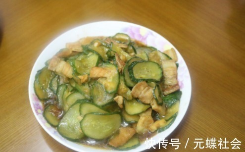 一家三口的午餐,4个菜,一碗米饭,满满的都是幸福幸福的味道!