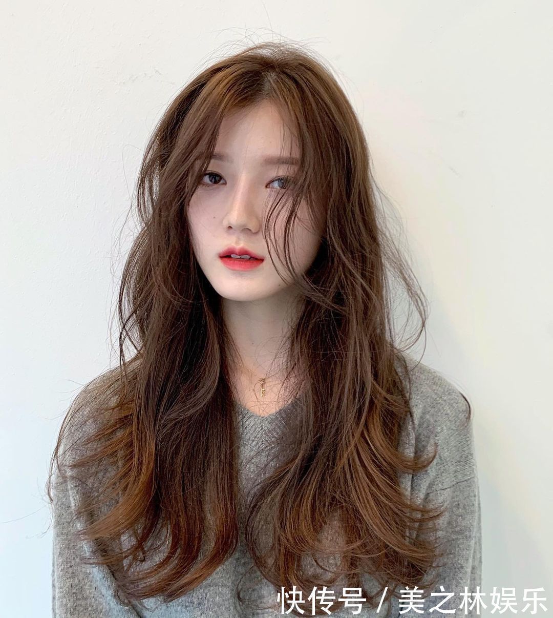 发型 秋冬女发别乱剪了，新时尚发型27款送给大家，无论长短都心动