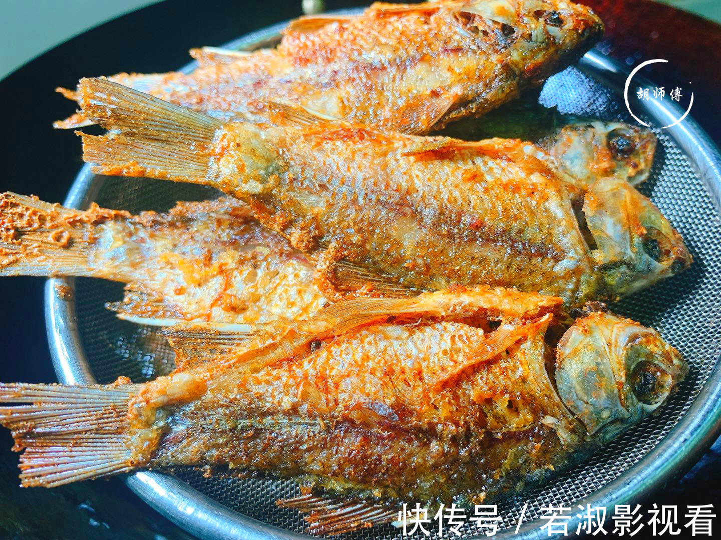 做法|炸鲫鱼时,有人裹面粉,有人直接炸,都不对!教您正确做法,真脆