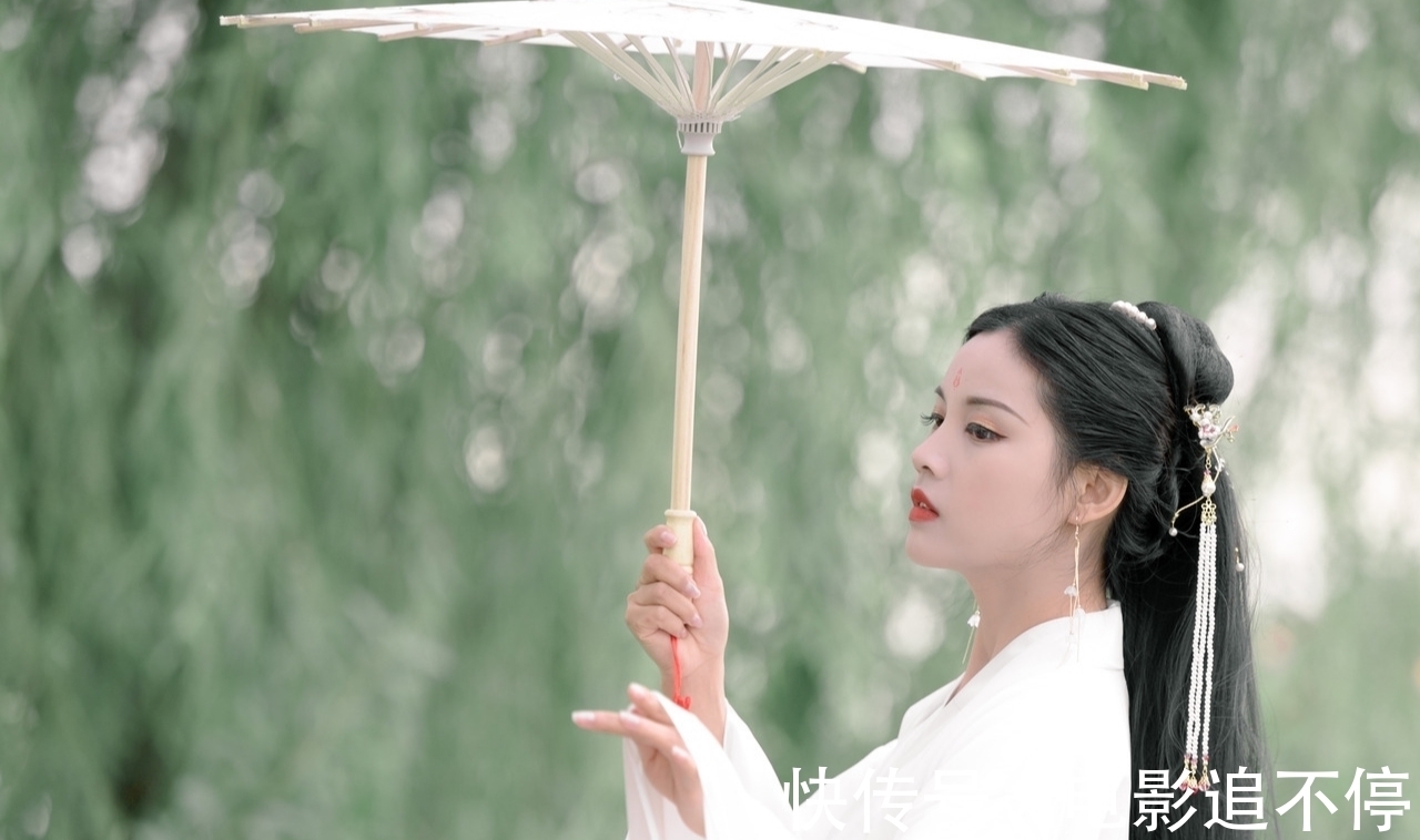 青山|词丨落桐翩似蝶衣行。一脉青山须纵马,休怕。吟风咏月寄浮生