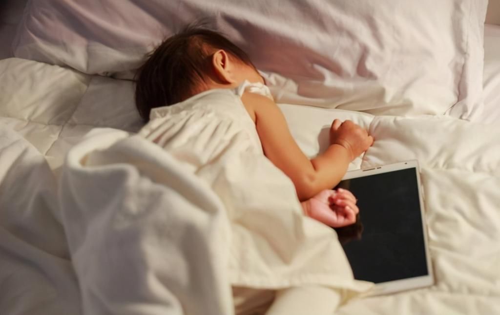 平板|床头这3样东西,正在“偷偷”影响孩子发育,多数家庭都忽视了