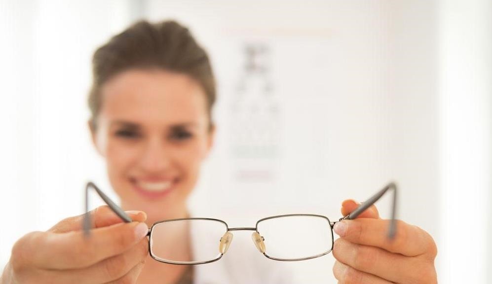 配眼镜|孩子近视,爸爸不许配眼镜,配一次摔一次,眼科医生:真是太无知