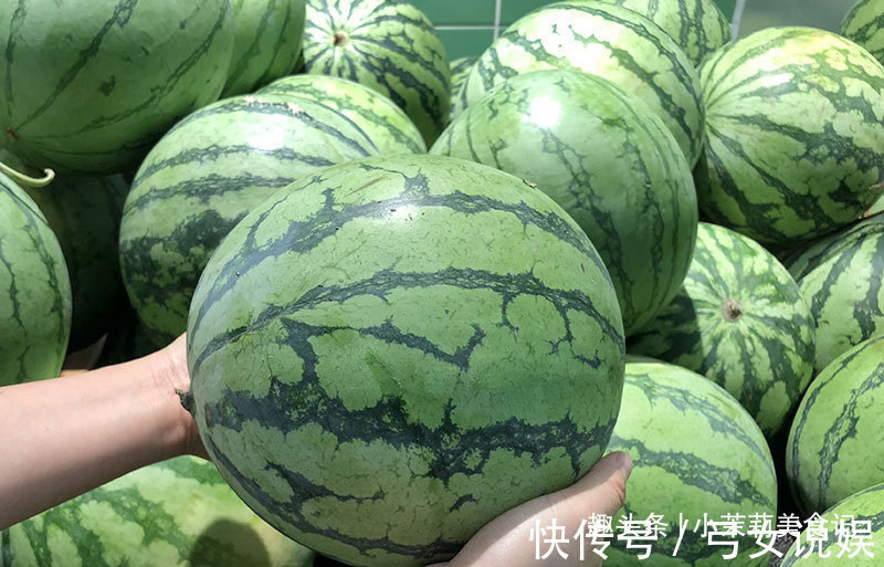 都是西瓜,黄瓤和红瓤有啥不同瓜农差别挺大,买错难吃营养差