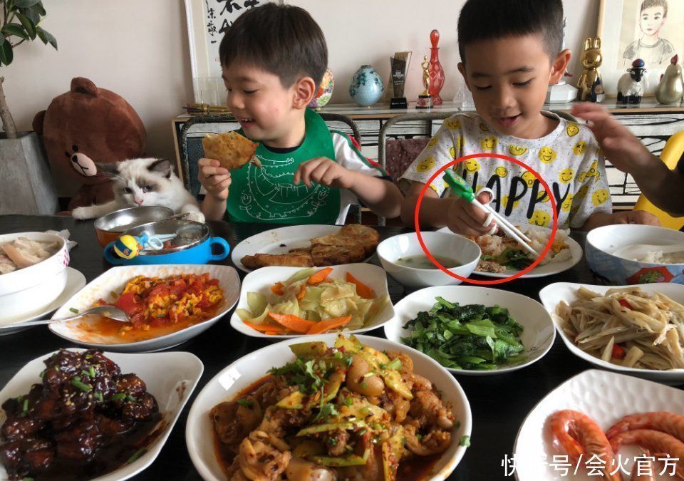 53岁陈小春被嘲没教养,宴席上乱翻菜,曾因喝粥被应采儿打耳光