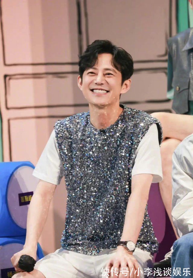 網(wǎng)傳《快本》改版后更名，變成《你好星期六》，何炅一人獨挑大梁