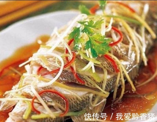 清蒸鲈鱼|还要花钱去饭店才能吃上清蒸鲈鱼?教你五步在家轻松会做!