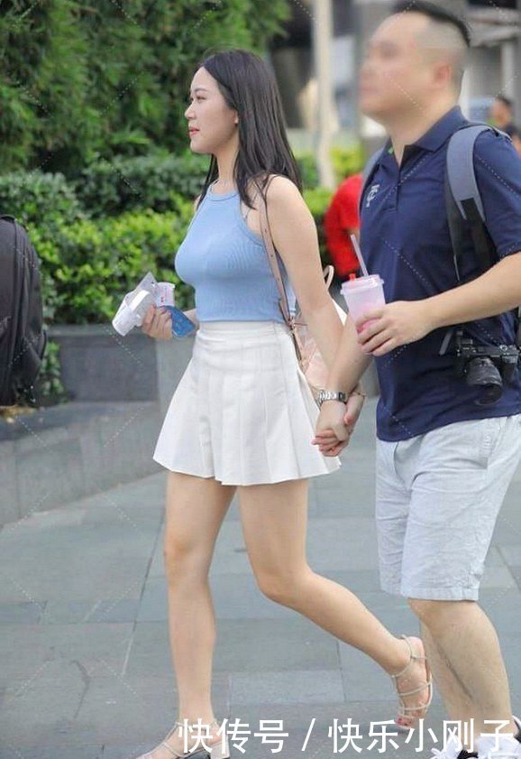 蓝色紧致上衣搭配白色仙女裙,清纯甜美,让人迷醉