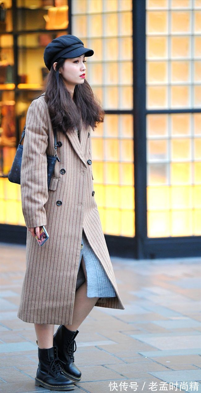 大衣|街拍:美女演绎短靴配大衣,款款漂亮