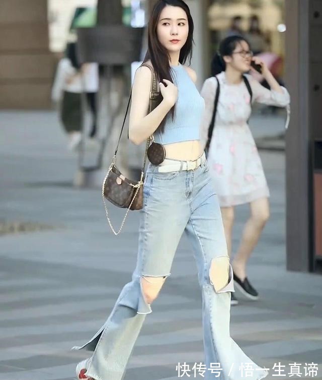 美女 想要个性还是选择“破洞裤”，时尚修身，轻松穿上有高级感！