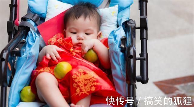 发育|宝宝没到这个月龄最好不要坐婴儿车，脊椎可能会受伤，父母别大意