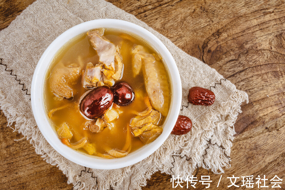 鸡肉|炖鸡汤，别直接加水炖，记住3个技巧，鸡汤鲜美不腥，营养又好喝