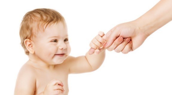 婴儿|一周岁左右的婴儿发育状况,要注意预防他独立行走的危险!