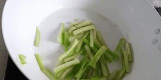 绿豆|小暑过后该吃它了!维C含量是绿豆的3倍,10秒做出一盘减脂菜