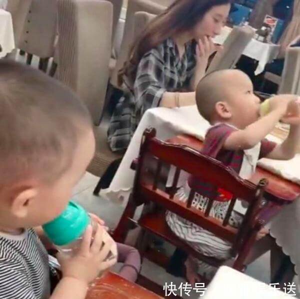 身边人|妈妈带2岁宝宝出门吃饭,隔壁桌也坐着宝宝,结果画面有趣极了