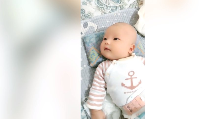 温馨|哥哥咿咿呀呀逗弟弟,画面好暖好温馨,网友:眼神真的是萌翻了!