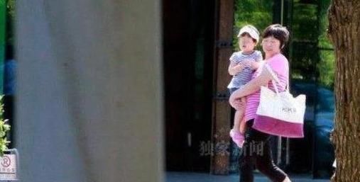 虐娃|月嫂进屋后感觉不对，抱起孩子撒腿就跑，事后家长奖励她3万块