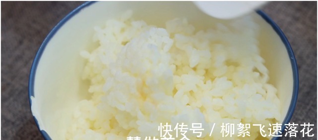 煮米饭不要只加水了,教你饭店不外传的技巧,米饭香甜松软又好吃!