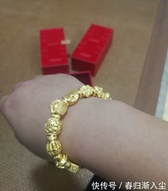 俗气 三四十岁的女人少佩戴俗气金饰,有几款黄金首饰尽量别选