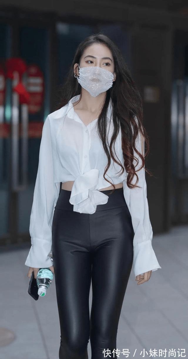雪纺衫 街拍:白色雪纺衫搭配皮裤,舒适的同时轻松穿出好身姿
