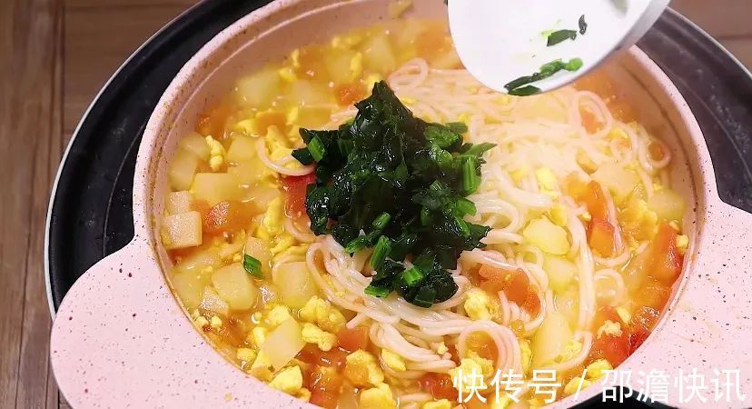 宝宝|宝宝爱吃的面条做法，孩子抢着吃长高个，出锅秒光，11月辅食首选