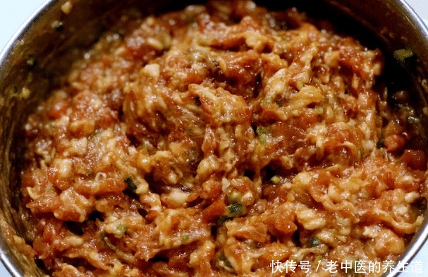饺子|调肉馅时,只会放油可不行,掌握3点窍门,饺子鲜嫩多汁,香